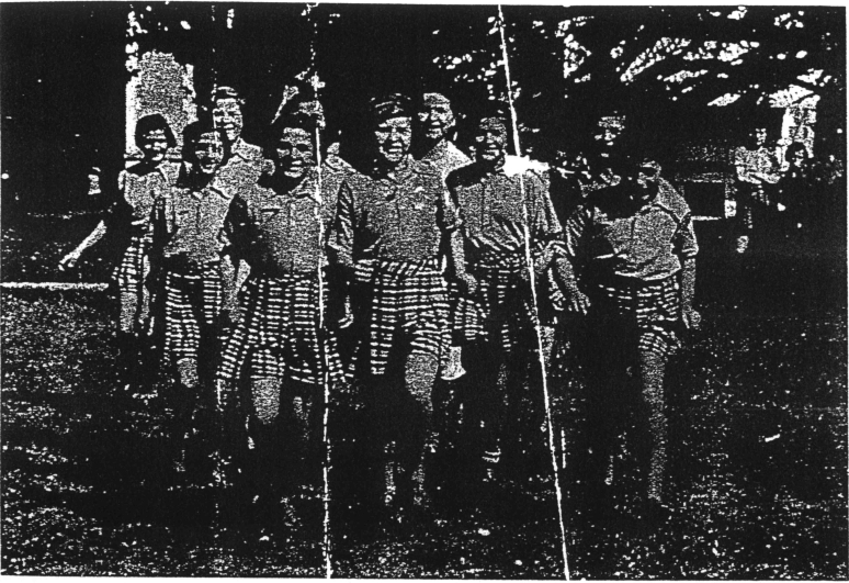 Groupe d'adolescentes au château des Basses Fontaines