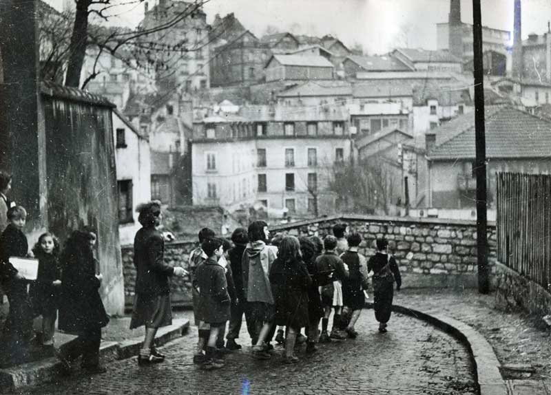 Sortie en promenade des enfants de la maison